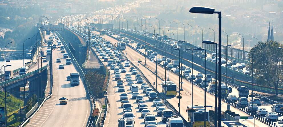 autovía llena de coches en atasco. como evitar atascos en operación salida. eligetucoche.es