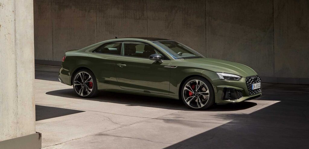 Medidas Audi A5 Coupé color verde oliva al sol en un entorno de cemento. eligetucoche.es