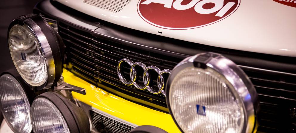 Primer plano de parrilla y faros del Audi Quattro, historia del Grupo B | eligetucoche.es